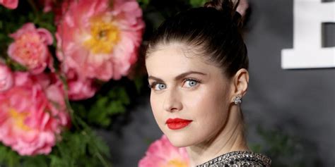 Alexandra Daddario Is Bronzed and Glowing in Sun。